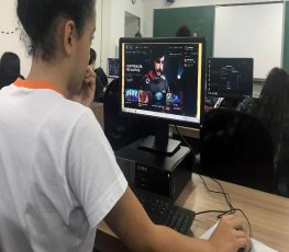 Escola troca aula de Educação Física por Lol