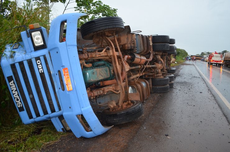 Acidente na BR-364 envolvendo três caminhões causa uma morte