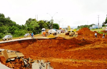 BR-364 - Cratera aumenta e BR pode ficar totalmente obstruída – Fotos