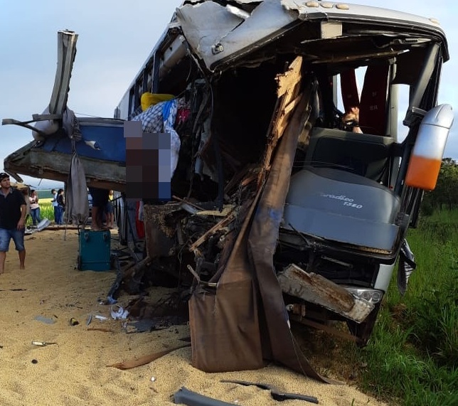 BR-364: Grave acidente entre ônibus e carreta causa três mortes e vários feridos