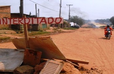 BLOQUEIO II – Polícia Militar libera pista do bairro Nacional