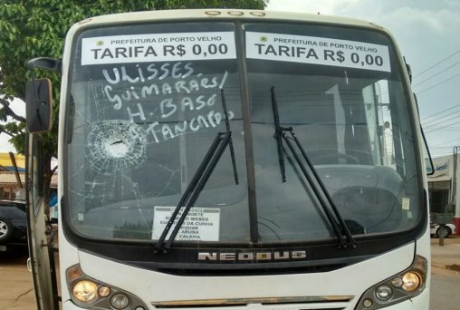 Ônibus que atende população é apedrejado por grupo