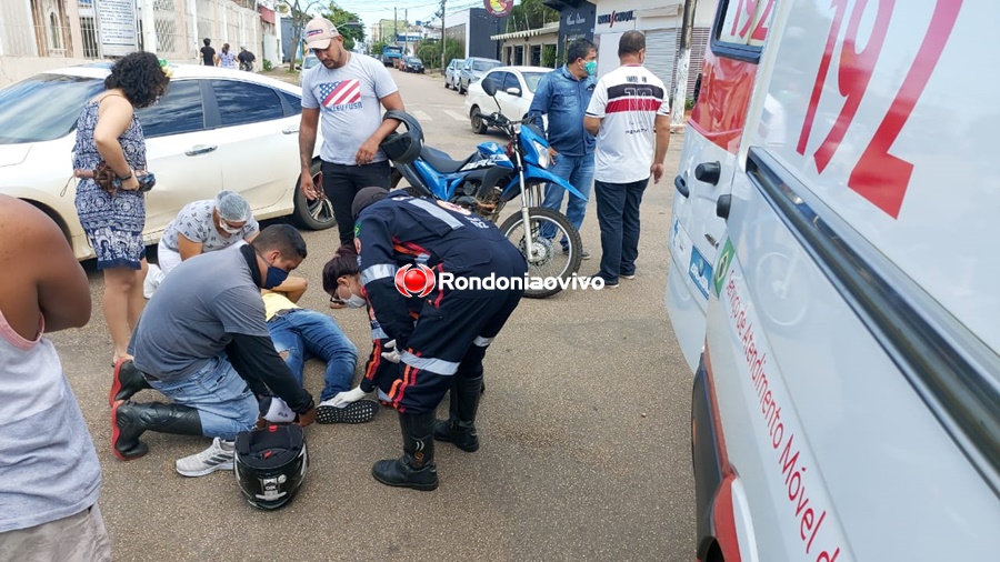 NO SEMÁFORO: Grave acidente deixa motociclista com fratura exposta