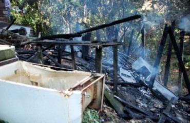 Incêndio supostamente criminoso destrói residência de mulher na região central