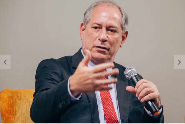 ELEIÇÕES 2018: Em congresso de prefeitos, Ciro se irrita com tempo de fala e sai vaiado