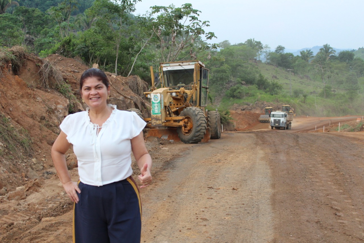 SERRAS DA TARILÂNDIA: RO-464 recebe pavimentação asfáltica após pedido de Cássia Muleta