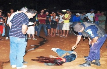 BARBÁRIE – Rapaz é morto com vários tiros em plena via pública na capital – Fotos de alto impacto