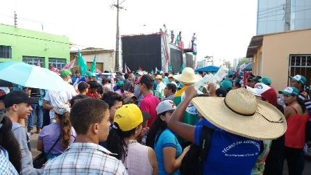 Protesto da CUT causa transtorno à motoristas na capital