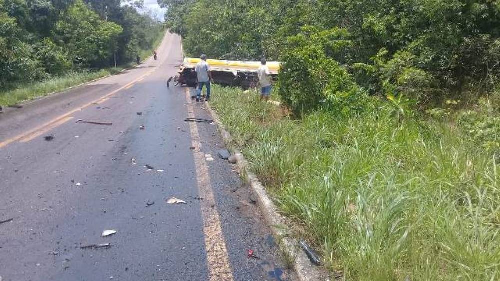 SUSTO: Caminhão sai da pista e motorista é resgatado inconsciente