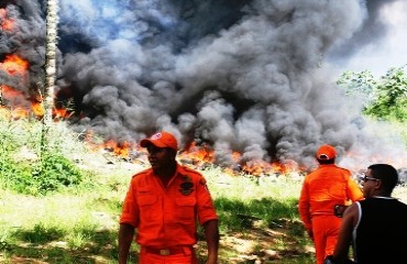 MEIO AMBIENTE – Fumaça de depósito clandestino de pneus mobiliza departamento de fiscalização da Infraero – Fotos e Vídeo