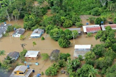 CHEIA – Enchente afeta comércio em Guajará e tráfego só para caminhões pesados na BR