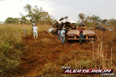 ROLIM DE MOURA – Motorista perde controle e carreta sai da pista