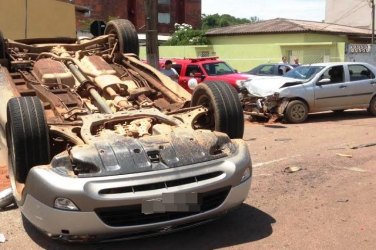 CAOS NO TRÂNSITO - Motorista avança preferencial e provoca acidente com capotamento