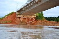 Desmoronamento ameaça ponte na BR 364