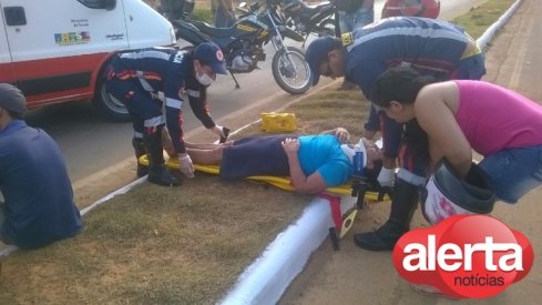 Pedestre é atropelada por motocicleta