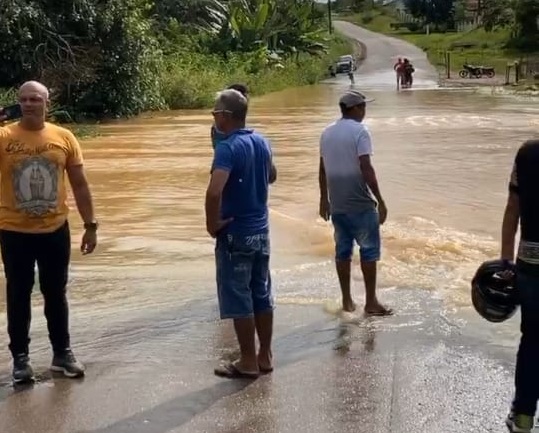 TRANSBORDOU: Igarapé Bate Estaca avança na estrada do cemitério Santo Antônio