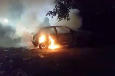 MISTÉRIO - Carro pega fogo e fica totalmente destruído