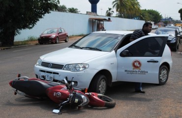 COLISÃO – Carro oficial acerta motociclista em cruzamento da avenida Calama – Fotos