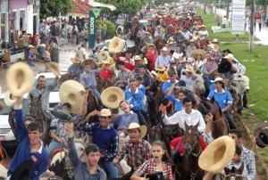 Cavalgada abre exposição agropecuária nesta quarta