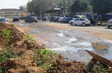 FEDENTINA - Moradores de bairro sofrem com água de esgoto podre e buracos em avenida central de Porto Velho – Fotos