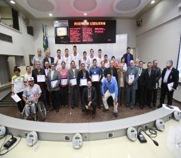 Participantes dos primeiros jogos escolares de RO são homenageados