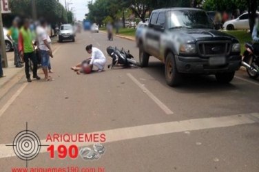 Motociclista colide com traseira de caminhonete ao parar na faixa de pedestre