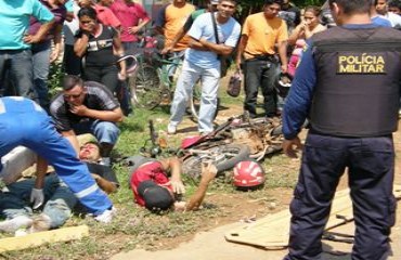 Grave acidente envolve carro do Governo e moto de auto-escola; instrutor tem fêmur fraturado – Fotos