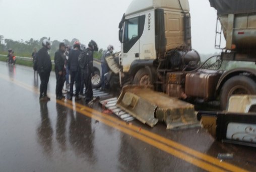 Caminhonete de funerária bate de frente com carreta na BR 364, duas pessoas morrem