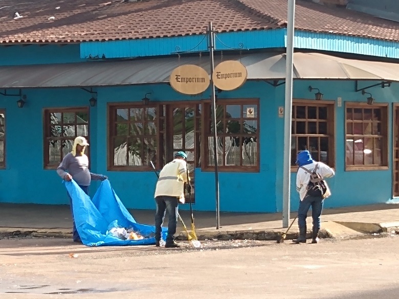 CARNAVAL: Equipe da Semusb limpa avenidas que amanheceram tomadas pelo lixo