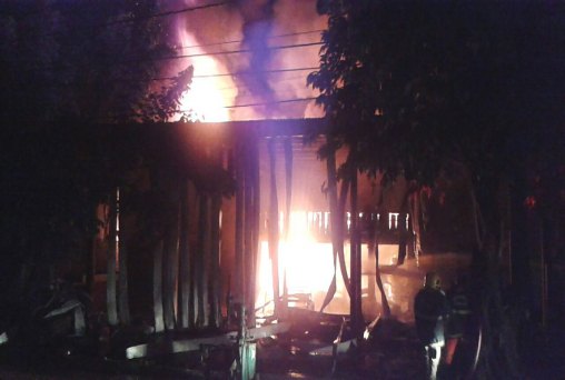 Borracharia é totalmente destruida por incêndio após pane elétrica