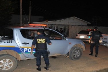 Bandidos invadem casa, ameaçam família, roubam e são presos após perseguição policial