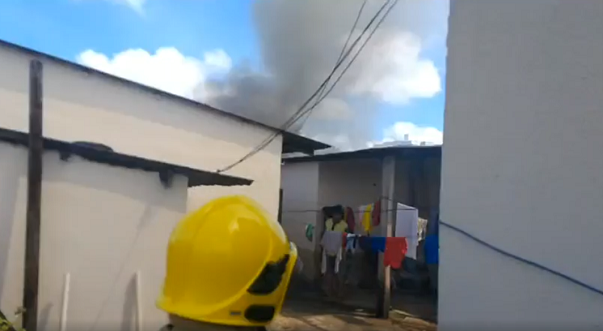 URGENTE: Explosão de botijão de gás causa incêndio em vila de apartamentos