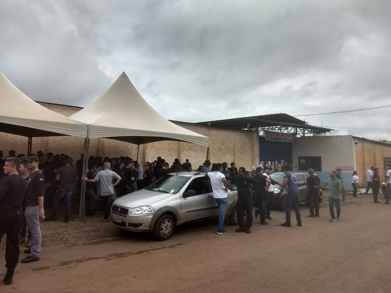 TENSÃO: Familiares de presos fazem protesto contra proibição de visitas