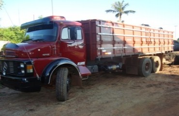 BPA apreende caminhões por transporte irregular de madeira - Fotos