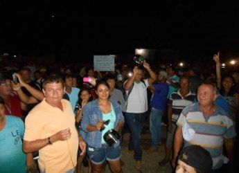 Populares protestam em frente à Câmara dos Vereadores