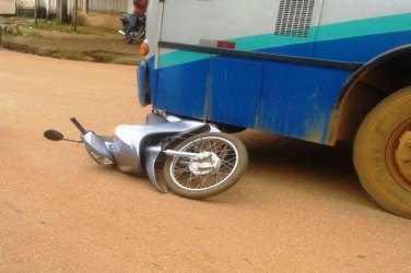 Motociclista quase é esmagada por ônibus na capital