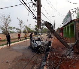 Carro é incendiado após motorista perder o controle e colidir em poste - VÍDEO