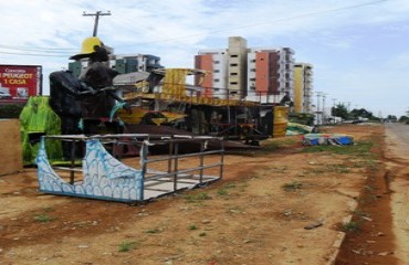 CENA DA CIDADE – Alegorias de boi bumbá e quadrilha junina ficam abandonadas por mais de uma semana no bairro Industrial – Fotos