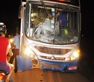 Motociclista morre após bater de frente com ônibus coletivo - IMAGENS FORTES