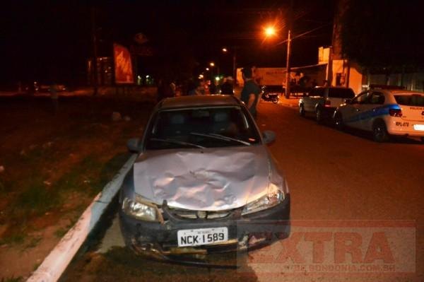 Motociclista colide com carro e é arremessado com o impacto