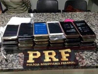 PRF apreende 59 celulares e detém suspeitos