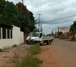 Duas pessoas ficam feridas após condutor passar mal e derrubar poste