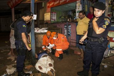 'CACHAÇA' - Briga em bar termina com um esfaqueado e outro quase linchado por populares