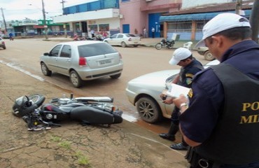 TRÂNSITO CAÓTICO - Motociclista é fechado por automóvel, cai e tem suspeita de fratura em uma das pernas - FOTOS