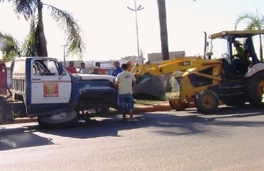 CENA DA CIDADE – Sucatão que presta serviço para Prefeitura perde eixo no Trevo do Roque e congestiona rodovia - Fotos