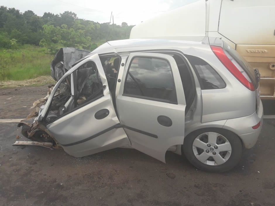 Colisão frontal entre carreta e carro de passeio mata pai e filho na BR-364