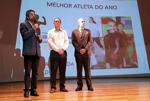 Raupp participa de homenagem a desportista