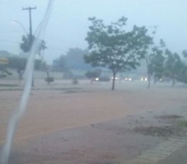 Forte temporal deixa vias e residências alagadas