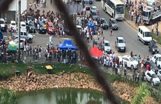 Esquadrão anti-bombas chega e Bombeiros isolam prédio de faculdade
