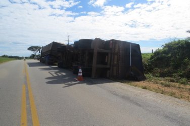 Caminhão tomba ao desviar de buraco na BR-435